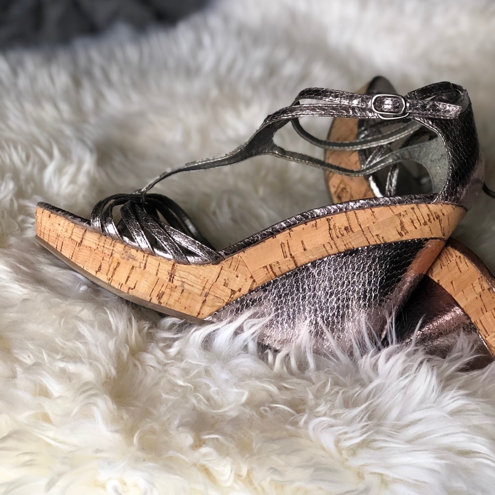 Metallic-cork wedges